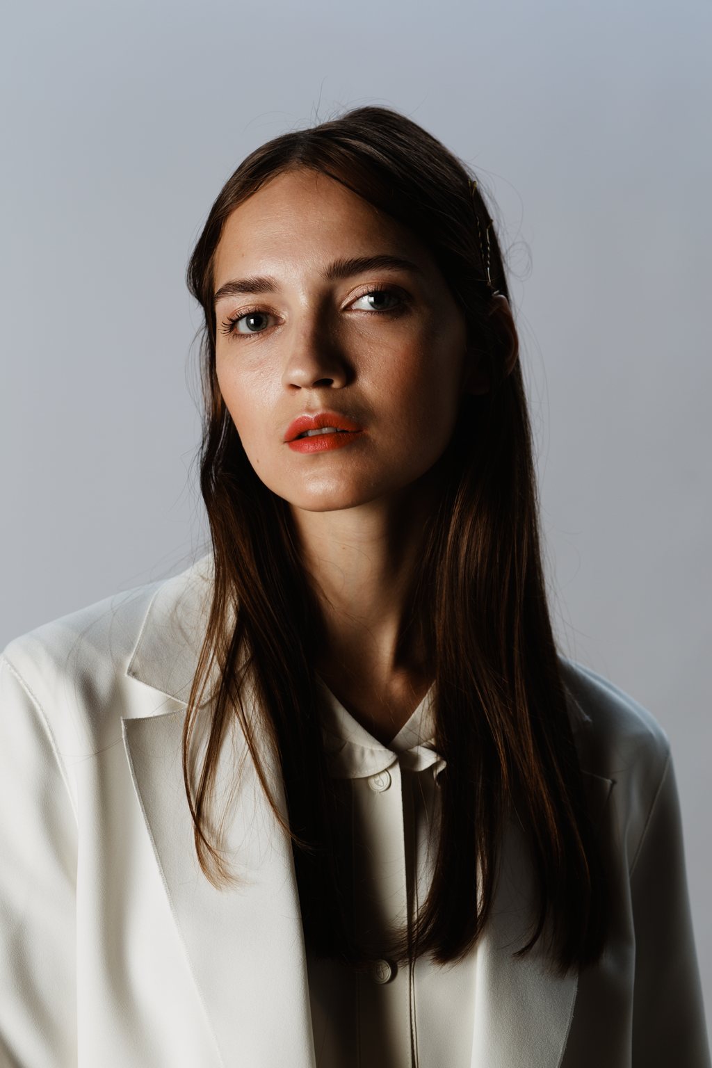 Portrait en studio, veste claire sur fond neutre — neochrome version