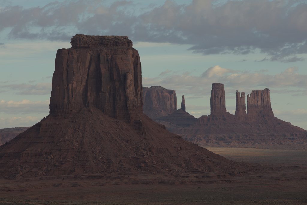 Buttes de grès rouge au crépuscule — raw file