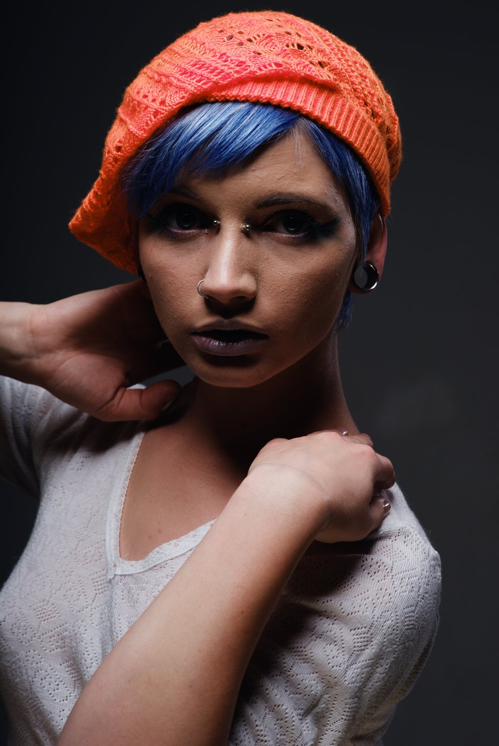 Portrait studio, cheveux bleus et bonnet orange sur fond sombre — neochrome version