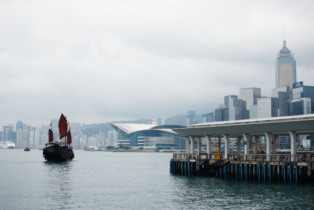 Jonque à voiles rouges dans le port de Hong Kong — neochrome version