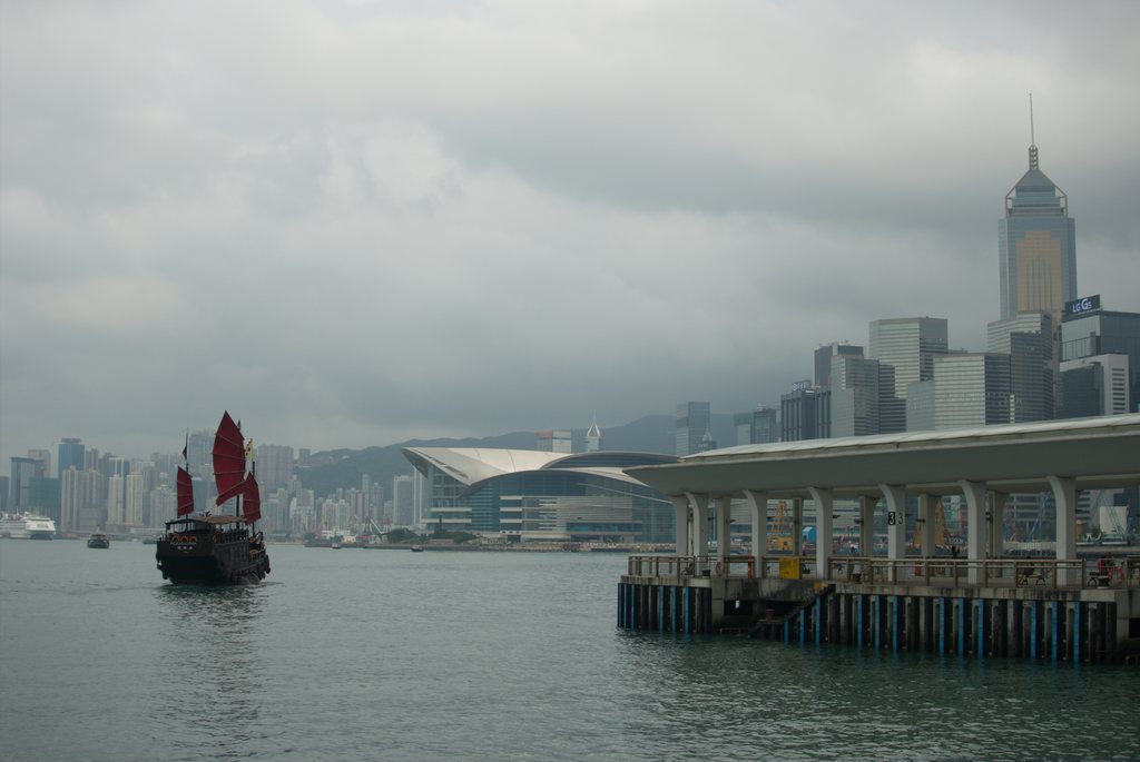 Jonque à voiles rouges dans le port de Hong Kong — raw file