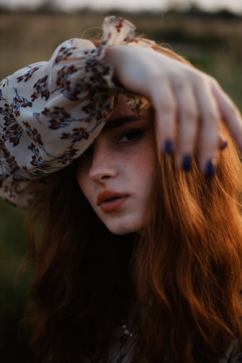 Portrait en gros plan, jeune femme rousse aux taches de rousseur, foulard fleuri porté au front, lumière dorée de fin de jour — neochrome version
