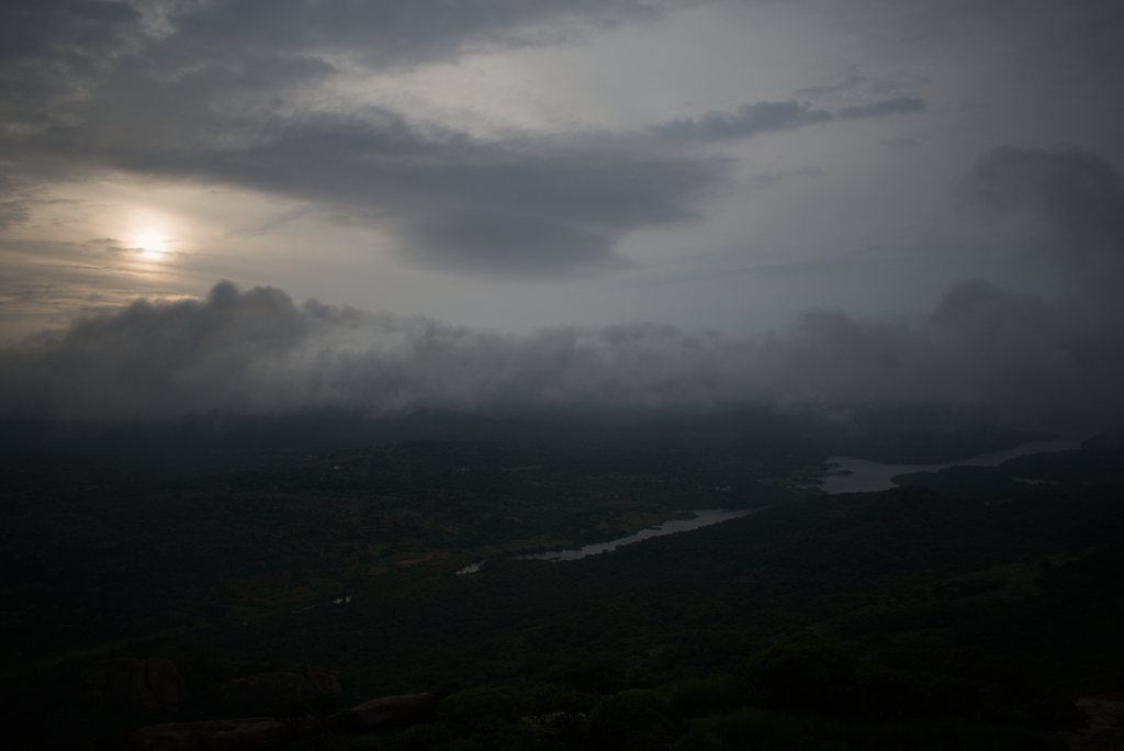 Vallée boisée et rivière sinueuse sous une mer de nuages bas, à l'aube — raw file